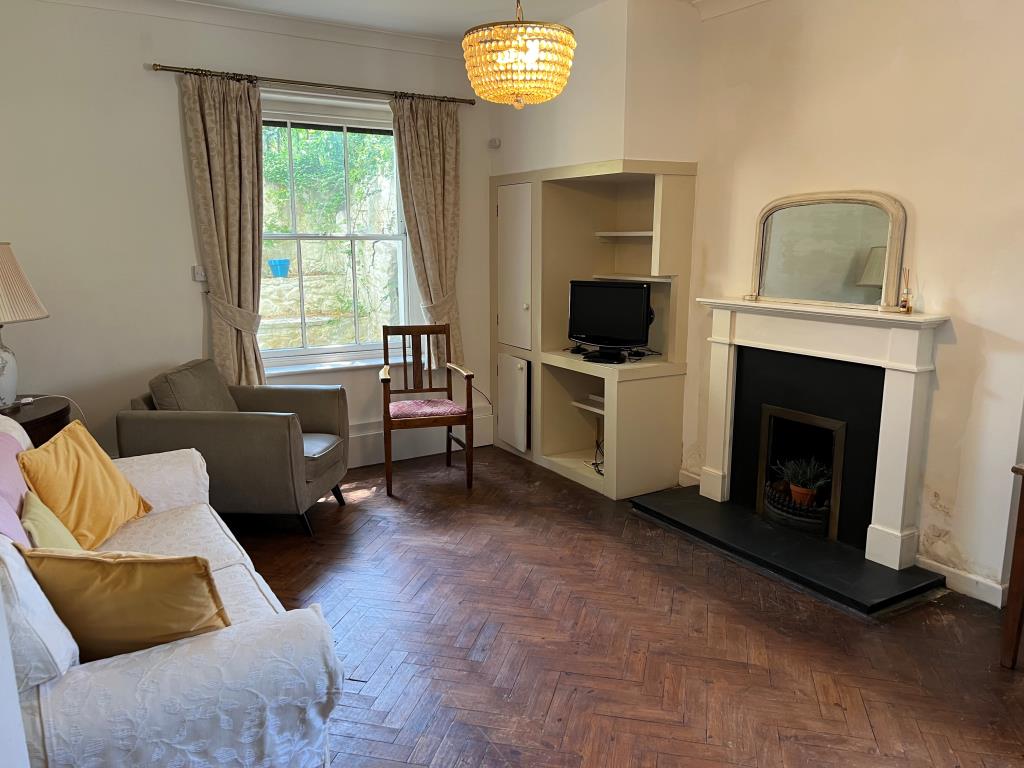 Lot: 89 - GARDEN FLAT FOR INVESTMENT OR OCCUPATION - A View of the Living room